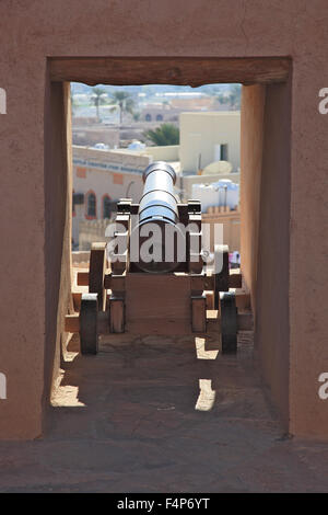 Cannon plate-forme dans le fort Nizwa. Nizwa est le centre de la Granny's niches de Heartland. La ville se trouve l'oasis avec le sud e Banque D'Images