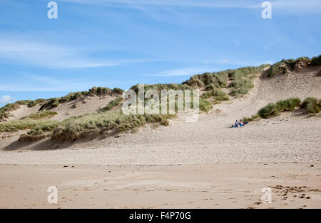Couple pique-nique dans les dunes de sable de Crantock Beach en octobre, Cornouailles, Angleterre. ROYAUME-UNI Banque D'Images