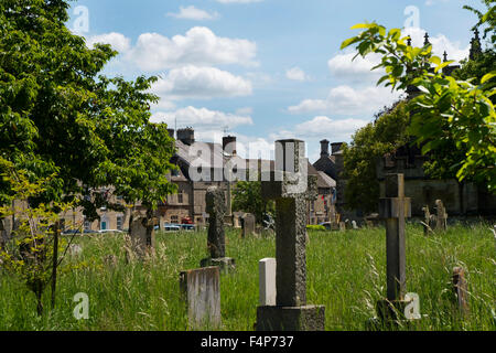 St Mary's Churchyard à Fairford, Gloucestershire, Royaume-Uni Banque D'Images