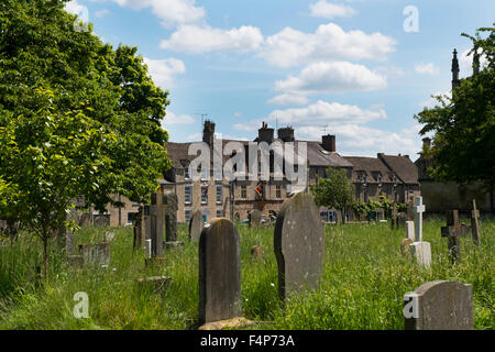 St Mary's Churchyard à Fairford, Gloucestershire, Royaume-Uni Banque D'Images