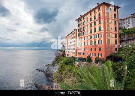 Les immeubles à appartements sur les falaises au bord de la mer à Camogli, Italie Banque D'Images