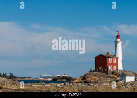 Le phare de Fisgard, avec bateau de croisière passent dans le fond, Victoria, Colombie-Britannique, Canada Banque D'Images