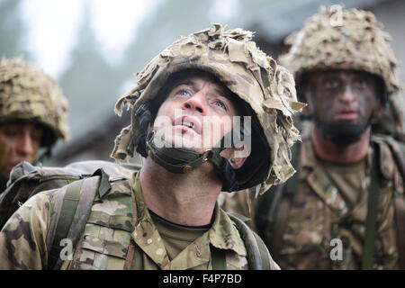 Les soldats de l'armée britannique Royal mener l'évacuation des blessés en milieu urbain au cours de l'exercice Meilleure Squad compétition à la zone d'entraînement Grafenwoehr, 20 octobre 2015 en Bavière, Allemagne. Banque D'Images