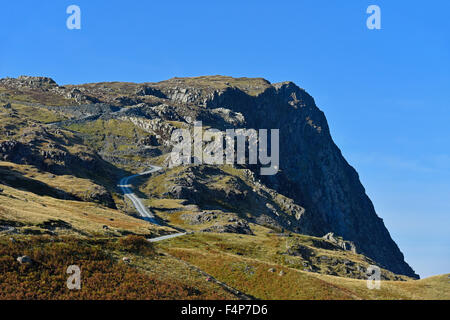 Honister Crag et mine road. Honister Mine d'Ardoise, Honister Pass, Parc National de Lake District, Cumbria, Angleterre, Royaume-Uni. Banque D'Images