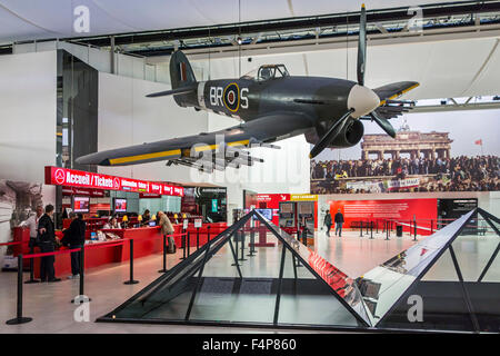 La guerre mondiale deux Spitfire dans le hall de la Mémorial de Caen, musée et monument commémoratif de guerre à Caen, Normandie, France Banque D'Images