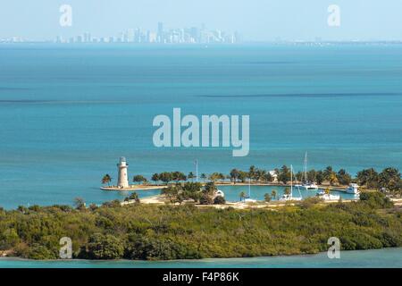 Vue aérienne de la baie de Biscayne National Park avec l'horizon de Miami, Floride. Banque D'Images