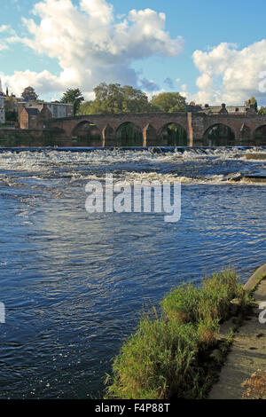 Dumfries, en Écosse. L'Devorgilla Bridge enjambe la rivière Nith et est l'un des plus anciens ponts en Ecosse. Banque D'Images