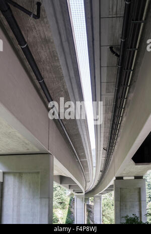 Pont surélevé de l'autoroute qui mène jusqu'à la Gotthard tunnel de transit alpin en Suisse, vue du dessous. Banque D'Images