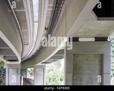 Pont surélevé de l'autoroute qui mène jusqu'à la Gotthard tunnel de transit alpin en Suisse, vue du dessous. Banque D'Images