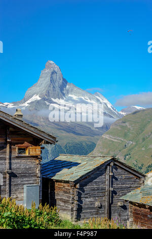 Vue Portrait de cabines en bois dans un village de montagne sous la célèbre MAetterhorn pic dans les Alpes suisses. Juillet, 2015. Matterhorn, Banque D'Images