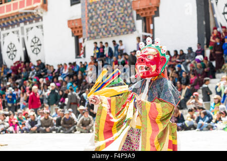 Monks avec de grands masques en bois et des costumes colorés sont l'exécution de danses rituelles à hemis festival dans la cour du monastère Banque D'Images