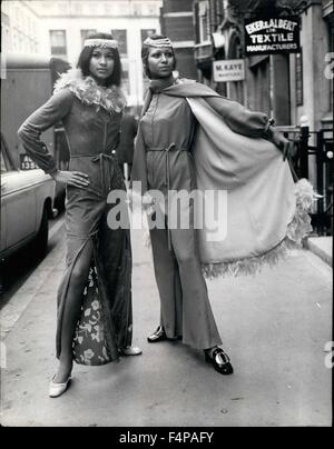 1965 - Fashion Show à Londres : Modèle Lorraine, portant une longue voir par-combinaison (à gauche), et le modèle de Bulle (à droite) porte une longue robe maxi avec des plumes et de la lecture - Ricky Collection exposée à Londres aujourd'hui. (Crédit Image : © Keystone Photos USA/ZUMAPRESS.com) Banque D'Images