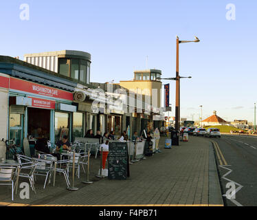 Aberdeen, Écosse, Royaume-Uni. 21 Oct, 2015. Des cafés en bord de mer et des glaciers sont occupés que d'octobre température atteint 20C à Aberdeen, la région la plus chaude en Grande-Bretagne. Crédit : MacKenzie Douglas/Alamy Live News Banque D'Images