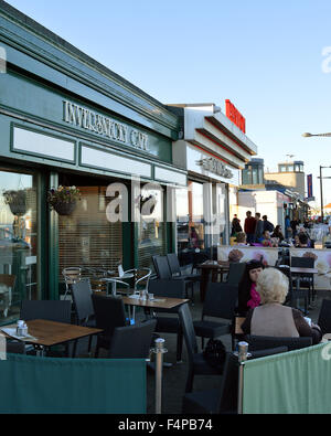 Aberdeen, Écosse, Royaume-Uni. 21 Oct, 2015. Aberdeen est le lieu d'être que lorsque la température augmente de 20°C et des cafés en bord de mer et glaciers font un commerce rugissant. Crédit : MacKenzie Douglas/Alamy Live News Banque D'Images