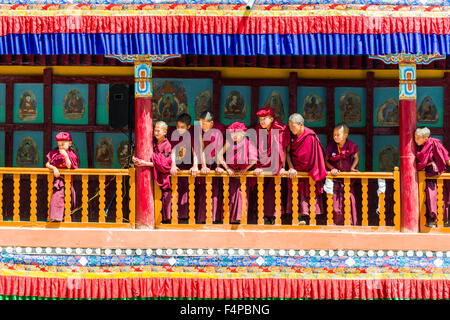 Jeunes moines suivent d'autres moines avec de grands masques en bois et les costumes colorés de danses rituelles à hemis festival du Banque D'Images