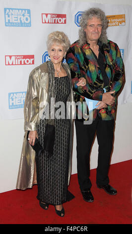 Londres, Royaume-Uni. 21 Oct, 2015. Mari et femme Anita Dobson et Brian May. Daily Mirror & Prix Des Héros Animaux RSPCA, tapis rouge des arrivées. Credit : Nick Savage/Alamy Live News Banque D'Images