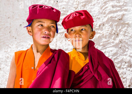 Portraits de deux jeunes moines de la lignée kagyu du bouddhisme en vêtements rouges Banque D'Images