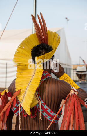 Palmas, Brésil. 20 Oct, 2015. Un guerrier Kayapo du lointain village de Gorotire habillés de plumes et de perles coiffe traditionnelle utilise un iPhone au tout premier Jeux autochtones de l'International, dans la ville de Palmas, Tocantins, Brésil l'État. Les jeux vont commencer avec une cérémonie d'ouverture le vendredi 23 octobre. Credit : Sue Cunningham/Photographique Alamy Live News Banque D'Images