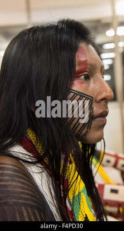 Palmas, Brésil. 20 Oct, 2015. Nhaka Kayapo-e, une femme de le village de Gorotire traditionnels avec la peinture pour le visage à la première des Jeux autochtones de l'International, dans la ville de Palmas, Tocantins, Brésil l'État. Les jeux vont commencer avec une cérémonie d'ouverture le vendredi 23 octobre. Credit : Sue Cunningham/Photographique Alamy Live News Banque D'Images