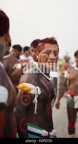 Palmas, Brésil. 20 Oct, 2015. Un homme Kamayura traditionnels avec la peinture du visage et du corps à l'appareil photo est fièrement lors d'une présentation culturelle aux premiers Jeux autochtones de l'International, dans la ville de Palmas, Tocantins, Brésil l'État. Les jeux vont commencer avec une cérémonie d'ouverture le vendredi 23 octobre. Credit : Sue Cunningham/Photographique Alamy Live News Banque D'Images