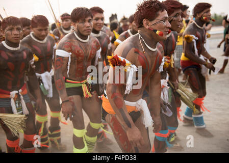 Palmas, Brésil. 20 Oct, 2015. Kamayura warriors avec visage traditionnels, des danses de peinture lors d'une présentation culturelle aux premiers Jeux autochtones de l'International, dans la ville de Palmas, Tocantins, Brésil l'État. Les jeux vont commencer avec une cérémonie d'ouverture le vendredi 23 octobre. Credit : Sue Cunningham/Photographique Alamy Live News Banque D'Images