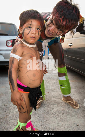 Palmas, Brésil. 20 Oct, 2015. Un homme Kamayura avec visage traditionnels, des pourparlers de la peinture de l'affection à son fils à la toute première International Indigenous Games, dans la ville de Palmas, Tocantins, Brésil l'État. Les jeux vont commencer avec une cérémonie d'ouverture le vendredi 23 octobre. Credit : Sue Cunningham/Photographique Alamy Live News Banque D'Images