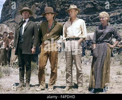 Kirk Douglas, Robert Mitchum, Richard Widmark, Lola Albright / / La Route de l'Ouest 1967 réalisé par Andrew V. McLaglen Banque D'Images