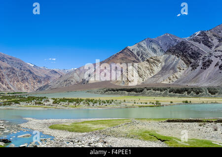 Formations rocheuses colorées sont vus le long du fleuve indus dans la région de changtang Banque D'Images