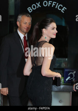 Londres, Royaume-Uni, le 27 Sep 2015 : Anne Hathaway assiste à la première du film de stagiaire à Londres Banque D'Images