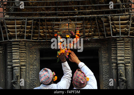 Katmandou, Népal. 21 Oct, 2015. L'identité de Dieu et déesse de Nava Durga offrant du riz et sainte fleur en-face de Nava Durga Temple à l'occasion de plus gros Dashain Festival à Bhaktapur. Dashain est le plus propice et le plus grand festival célébré au Népal, qui reflète les traditions anciennes et la dévotion de la communauté népalaise en direction de la Déesse Durga. Credit : Narayan Maharjan/Pacific Press/Alamy Live News Banque D'Images