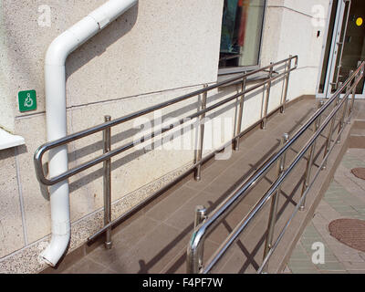 Rampe pour handicapés avec rampe en métal à l'entrée d'un immeuble de bureaux dans la région de sunny summer day Banque D'Images