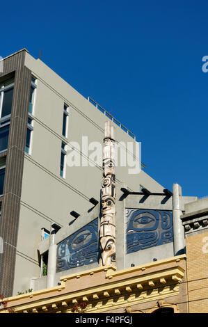 Totem et maison longue au sommet de l'hôtel Skwachays Lodge et galerie d'art sur Pender Street, Downtown Eastside, Vancouver, BC, Canada Banque D'Images
