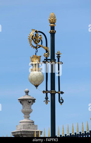 Espagne, Madrid, lampe de rue près de Royal Palace Banque D'Images