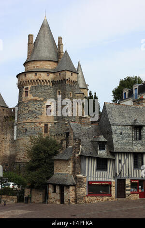 France, Bretagne, maisons médiévales en face du château de Vitré Banque D'Images