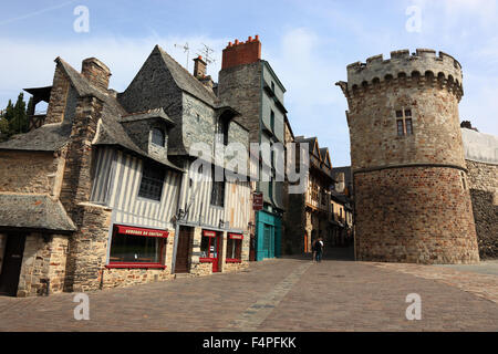 France, Bretagne, maisons médiévales en face du château de Vitré Banque D'Images