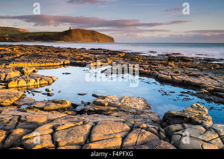 Vue sur le lapiez à Kimmeridge Bay vers Tour Clavell, sur la côte jurassique du Dorset, UK. Banque D'Images