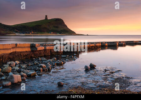 Au coucher du soleil sur la baie de Kimmeridge Côte jurassique du Dorset, montrant sur la Tour Clavell cliiff au-dessus de la baie. Banque D'Images