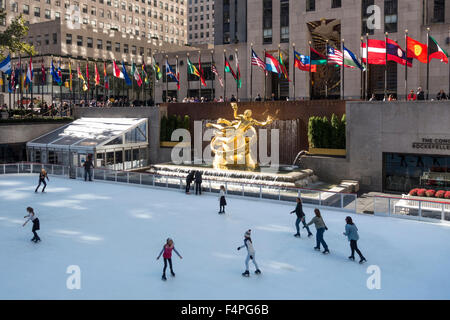 Le Centre Rockefeller patinoire en plein Cœur de Manhattan à New York City Banque D'Images