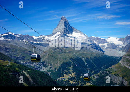 Téléphériques montent sous Matterhorn peak. Juillet, 2015. Cervin, Suisse. Banque D'Images