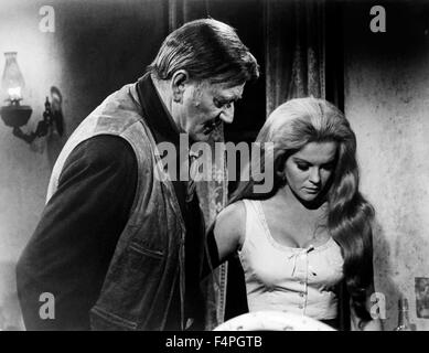 John Wayne et Ann-Margret / les voleurs de train / 1973 réalisé par Burt Kennedy Banque D'Images