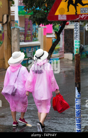 L'ancienne ville de Hoi An Vietnam, deux touristes portant des vêtements de marche durant un orage. Banque D'Images