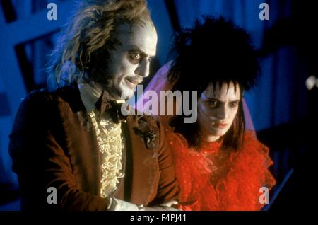 Michael Keaton et Winona Ryder / Beetlejuice / 1988 réalisé par Tim Burton [WARNER BROS.] Banque D'Images