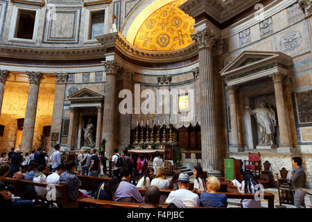 Vue de l'intérieur du Panthéon à la place de la Rotonde , Rome, Italie. Banque D'Images