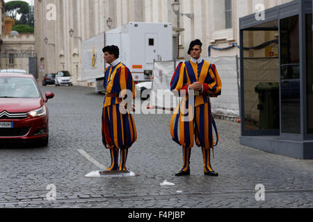 Gardes suisses à la basilique de St Peters Square dans la Cité du Vatican, Italie. Banque D'Images