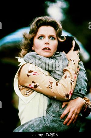 Lee Remick et Harvey Stephens / l'Omen / 1976 réalisé par Richard Donner [Twentieth Century Fox Film] Banque D'Images