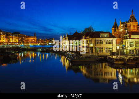 Prins Hendrikkade près de la rue Centraalstation de nuit, Amsterdam Banque D'Images