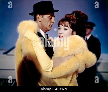 Robert Mitchum et Shirley MacLaine / qu'un chemin à parcourir ! / 1964 réalisé par [Twentieth Century Fox Film Corpr] Banque D'Images