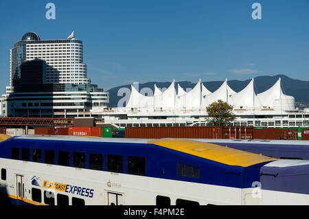 West Coast Express train de banlieue, des wagons et du Canada Place les voiles, et l'hôtel Pan Pacific, Vancouver, BC, Canada Banque D'Images