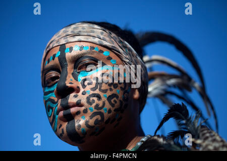 Une balle maya Joueur de l'équipe d'Chapab du Mexique à la première "Pok Ta Pok" Coupe du monde en piste, Tinum, Yucatan, Mexique Banque D'Images