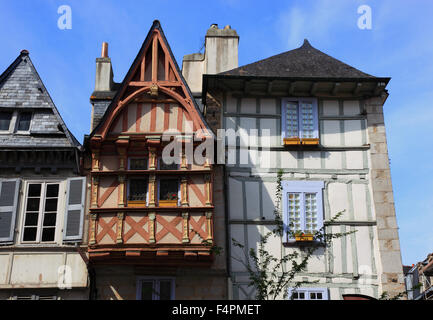 France, Bretagne, Quimper, maisons de la vieille ville, Calvaire et la cathédrale Saint Corentin Banque D'Images